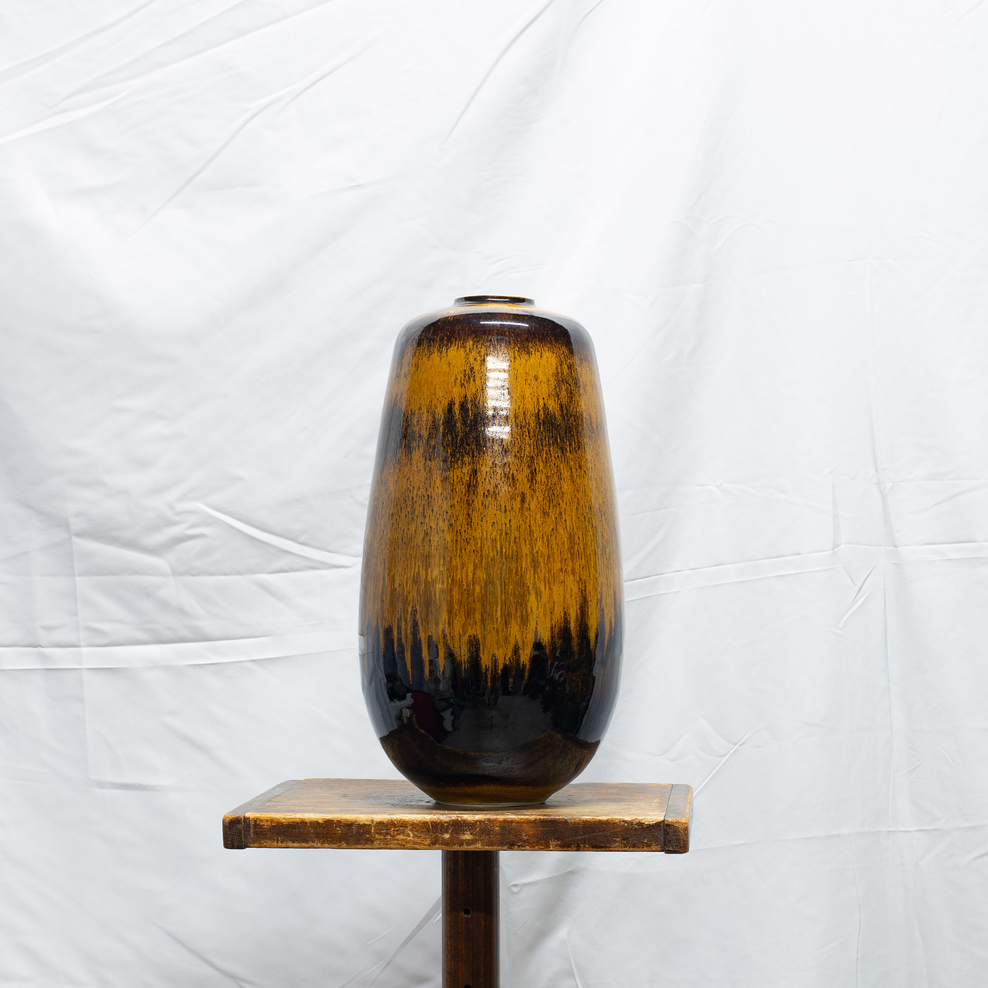 Armel Hédé – Vase en ocre et noir